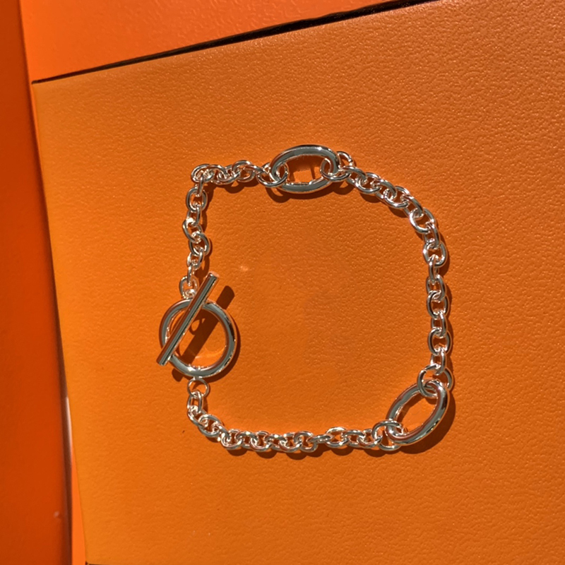 Luxury designer bracelet necklace earrings new collection exquisite workmanship suitable for social gathering gifts are very beautiful
Luxury designer bracelet necklace earrings new collection exquisite workmanship suitable for social gathering gifts are very beautiful