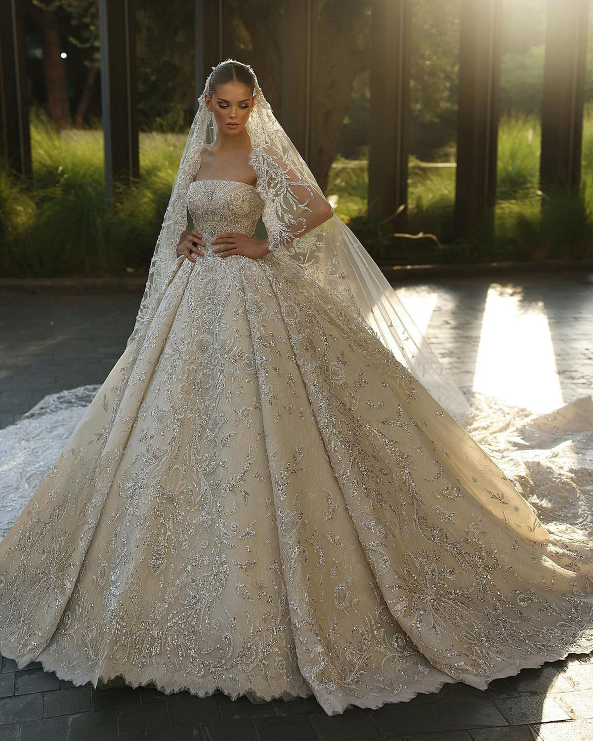 Exquisite Shiny Wedding Dresses Strapless Sleeveless Ball Gown Sequins Lace Applique Aso Ebi Bridal Gowns Arabic Dubai