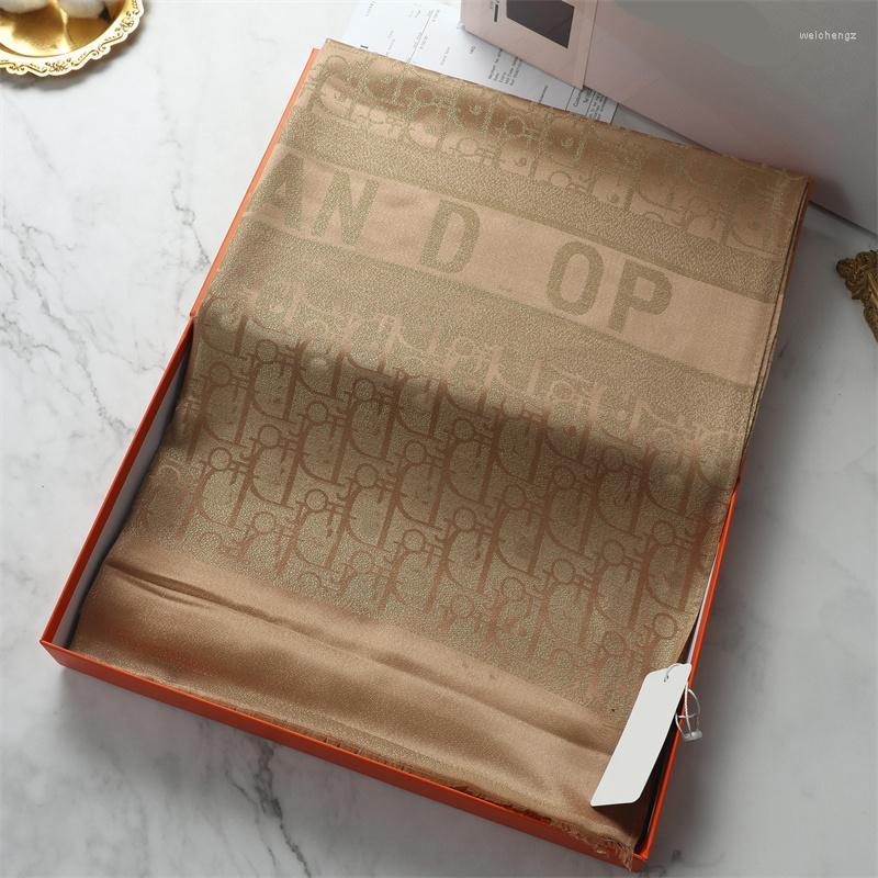 Scarves Luxury Designer Silk Printed Silks Women's Versatile 180x70cm Winter Wool Scarf Shawl Unisex Letter Flower Long
Scarves Luxury Designer Silk Printed Silks Women's Versatile 180x70cm Winter Wool Scarf Shawl Unisex Letter Flower Long