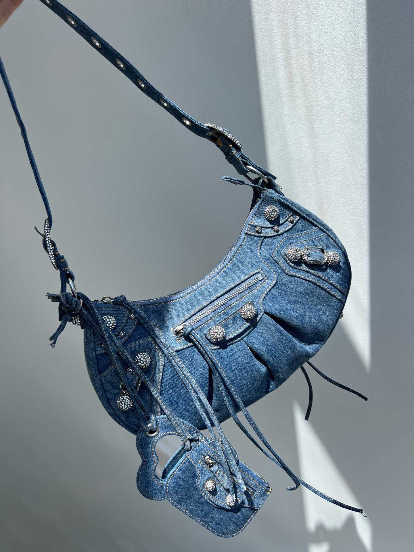 AHer Max Design leather Balenicass biker bag Autumn and winter 22 New denim tannin three in one underarm One shoulder cross body rivet motorcycle dumpling, Denim blue
AHer Max Design leather Balenicass biker bag Autumn and winter 22 New denim tannin three in one underarm One shoulder cross body rivet motorcycle dumpling, Denim blue