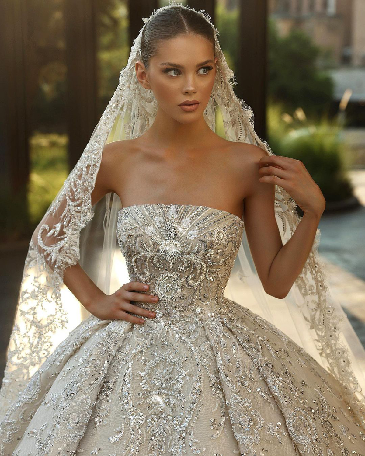 Exquisite Shiny Wedding Dresses Strapless Sleeveless Ball Gown Sequins Lace Applique Aso Ebi Bridal Gowns Arabic Dubai