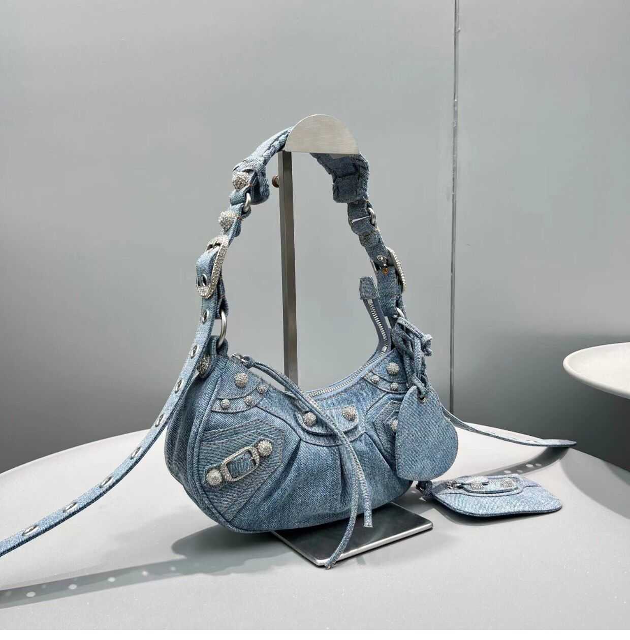 AHer Max Design leather Balenicass biker bag 2023 New Family B Spice Girl Rivet Three in One Crossbody Motorcycle Women's armpit High grade diamond inlaid half moon, Denim blue
AHer Max Design leather Balenicass biker bag 2023 New Family B Spice Girl Rivet Three in One Crossbody Motorcycle Women's armpit High grade diamond inlaid half moon, Denim blue