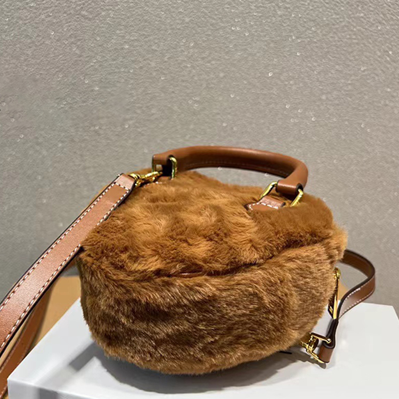 Plush love shoulder bag designer women mens totes bags crossbody zipper fashion wallet Celi handbag brown Bumbag Pochette
Plush love shoulder bag designer women mens totes bags crossbody zipper fashion wallet Celi handbag brown Bumbag Pochette
