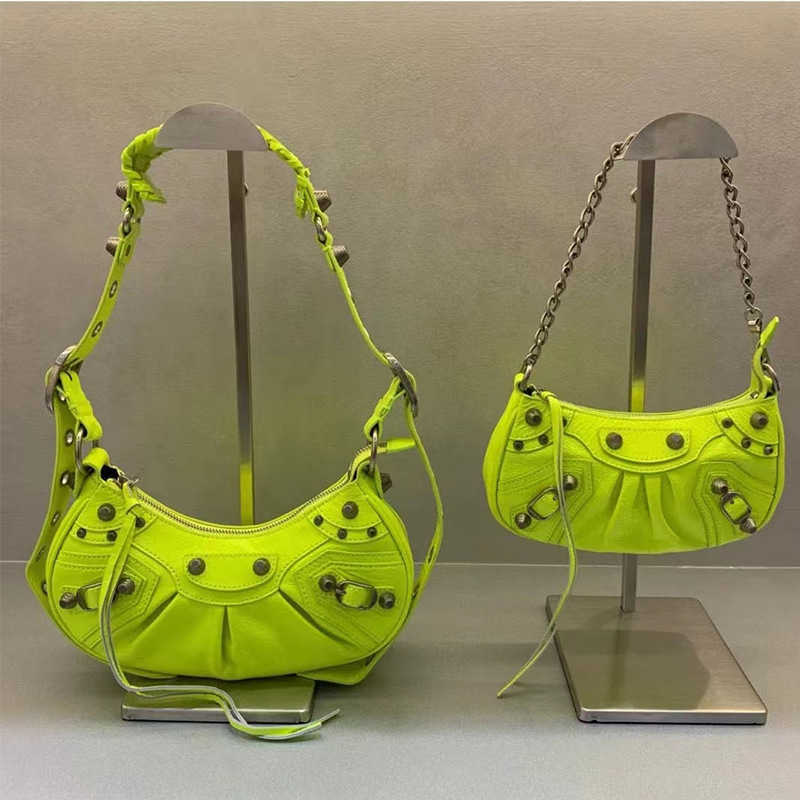AHer Max Design leather Balenicass biker bag 2023 new women's heavy industry locomotive three in one half moon wrinkled cowhide crescent single shoulder, Fluorescent green
AHer Max Design leather Balenicass biker bag 2023 new women's heavy industry locomotive three in one half moon wrinkled cowhide crescent single shoulder, Fluorescent green