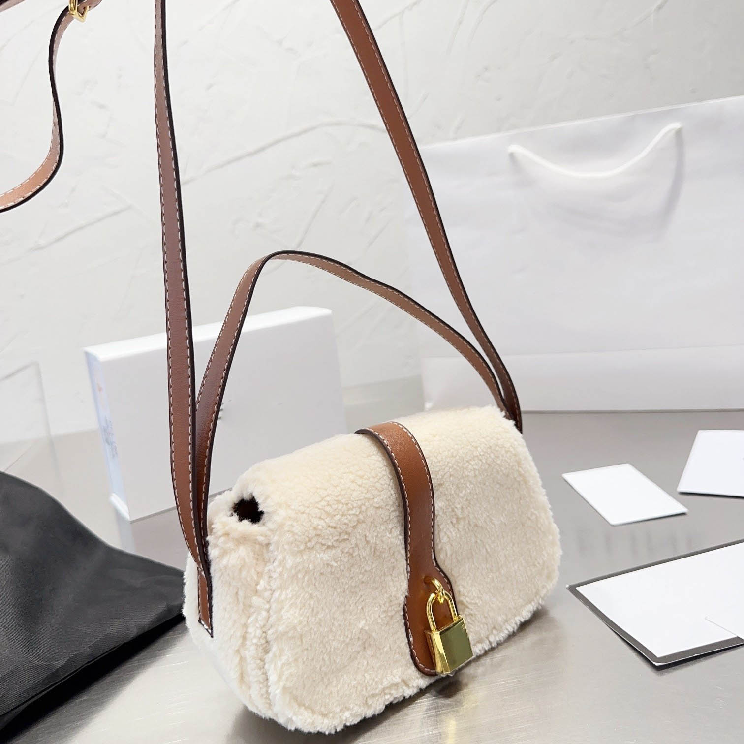 evening bag Bags Designer Totes Bag Women Handbag Classic Luxury Brand Imitation Letter Plush Warm Splicing Shoulder Bag Fashion Wallet Party, Color1
evening bag Bags Designer Totes Bag Women Handbag Classic Luxury Brand Imitation Letter Plush Warm Splicing Shoulder Bag Fashion Wallet Party, Color1