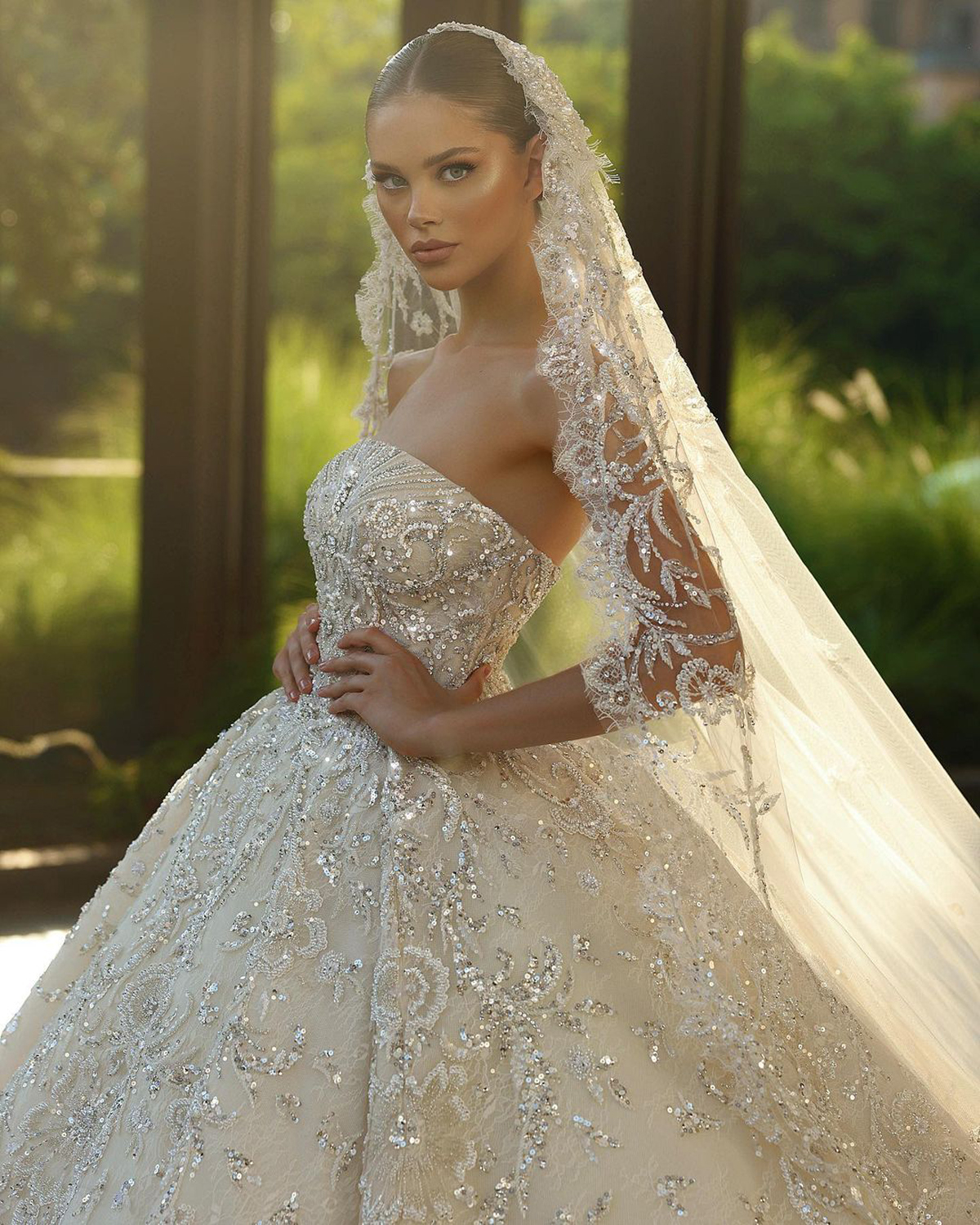 Exquisite Shiny Wedding Dresses Strapless Sleeveless Ball Gown Sequins Lace Applique Aso Ebi Bridal Gowns Arabic Dubai