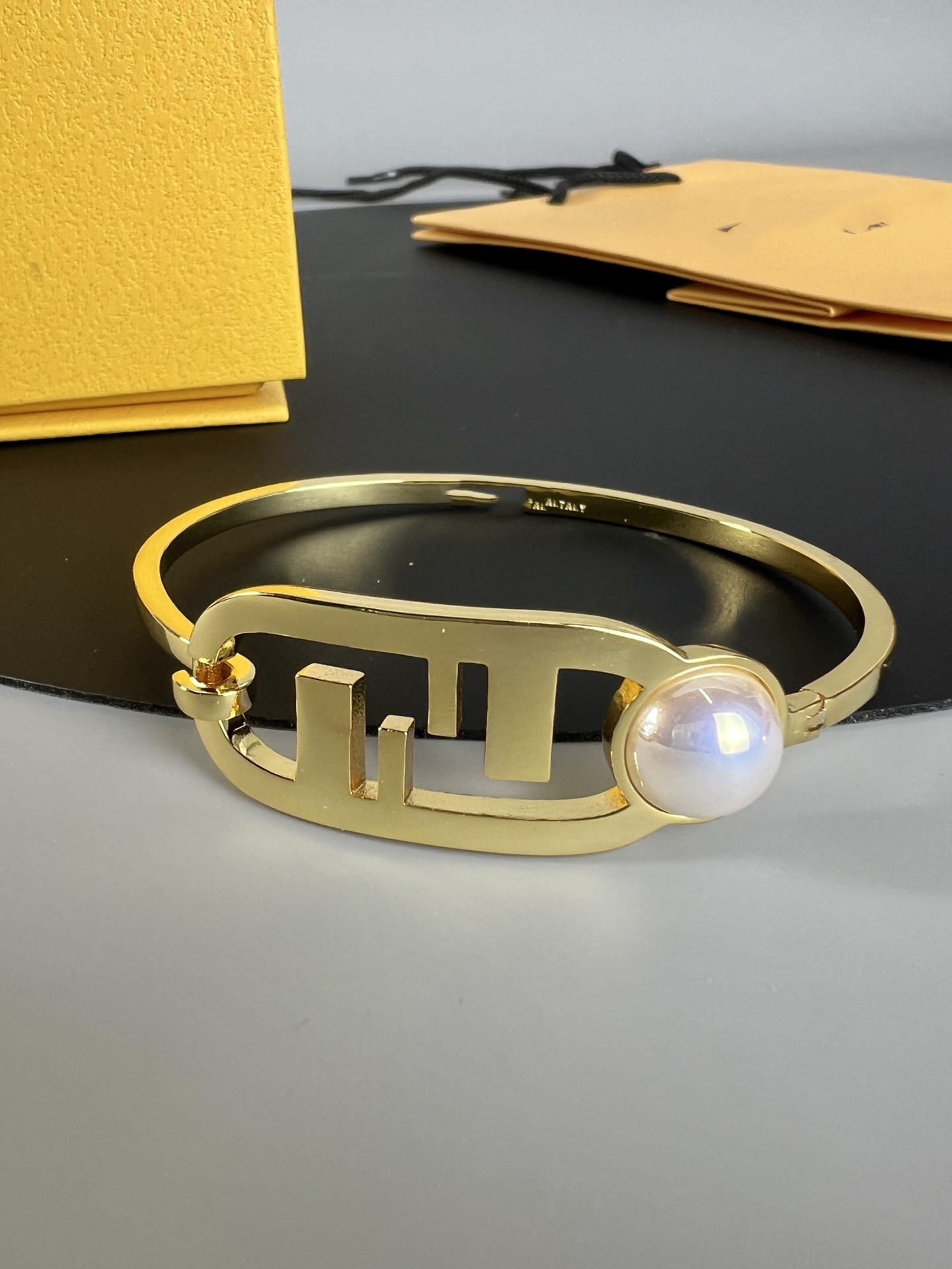 Luxury Designer Bangle Bracelets Alphabet Initail Letter Double F O Lock Charm Hollow Copper 18K Gold Plated White Pearl Cuff Bangle Party Gift With Box
Luxury Designer Bangle Bracelets Alphabet Initail Letter Double F O Lock Charm Hollow Copper 18K Gold Plated White Pearl Cuff Bangle Party Gift With Box