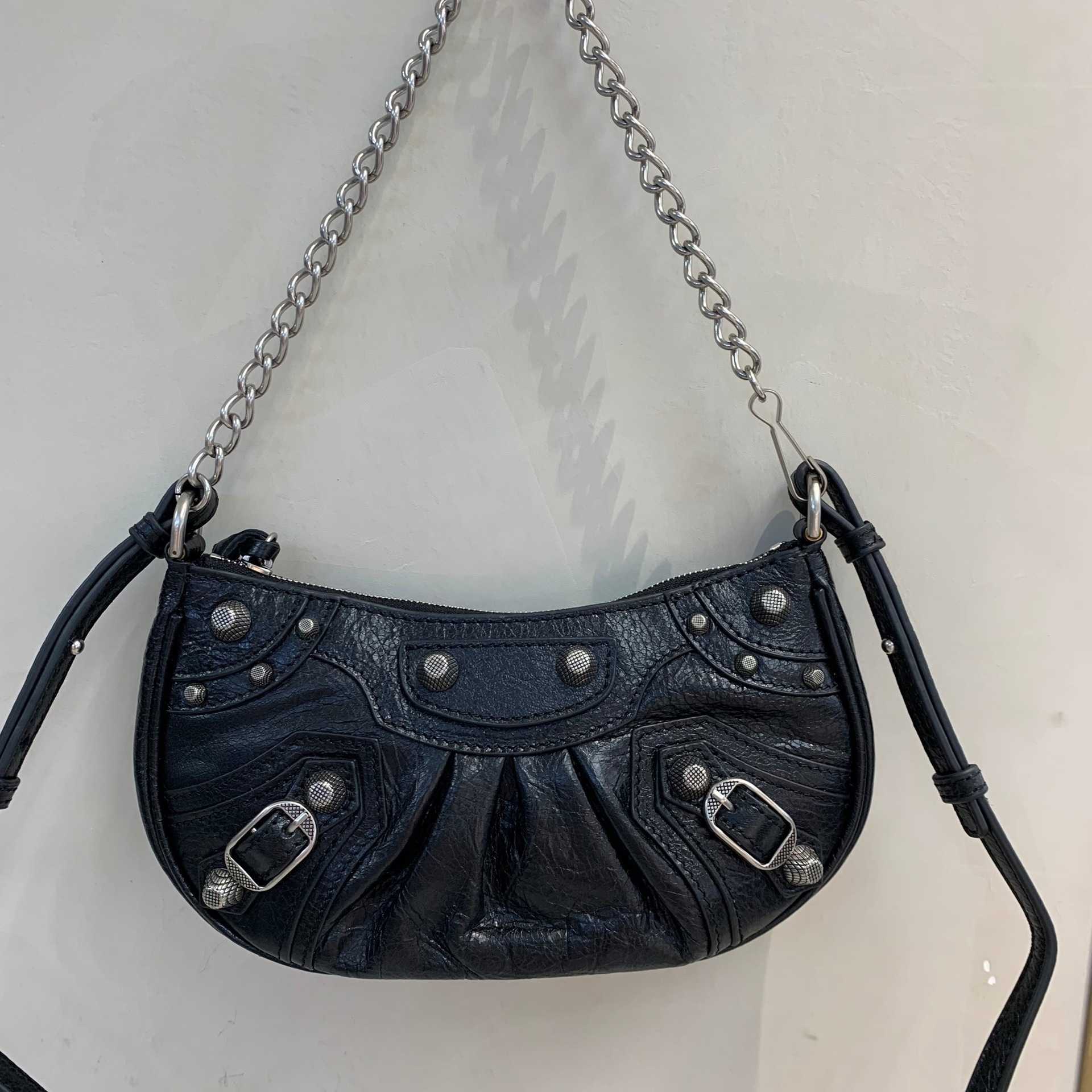 AHer Max Fashion leather Balenicass biker bag lecagole luxury sheepskin motorcycle portable single shoulder women's soft face Paris, Yellow2
AHer Max Fashion leather Balenicass biker bag lecagole luxury sheepskin motorcycle portable single shoulder women's soft face Paris, Yellow2