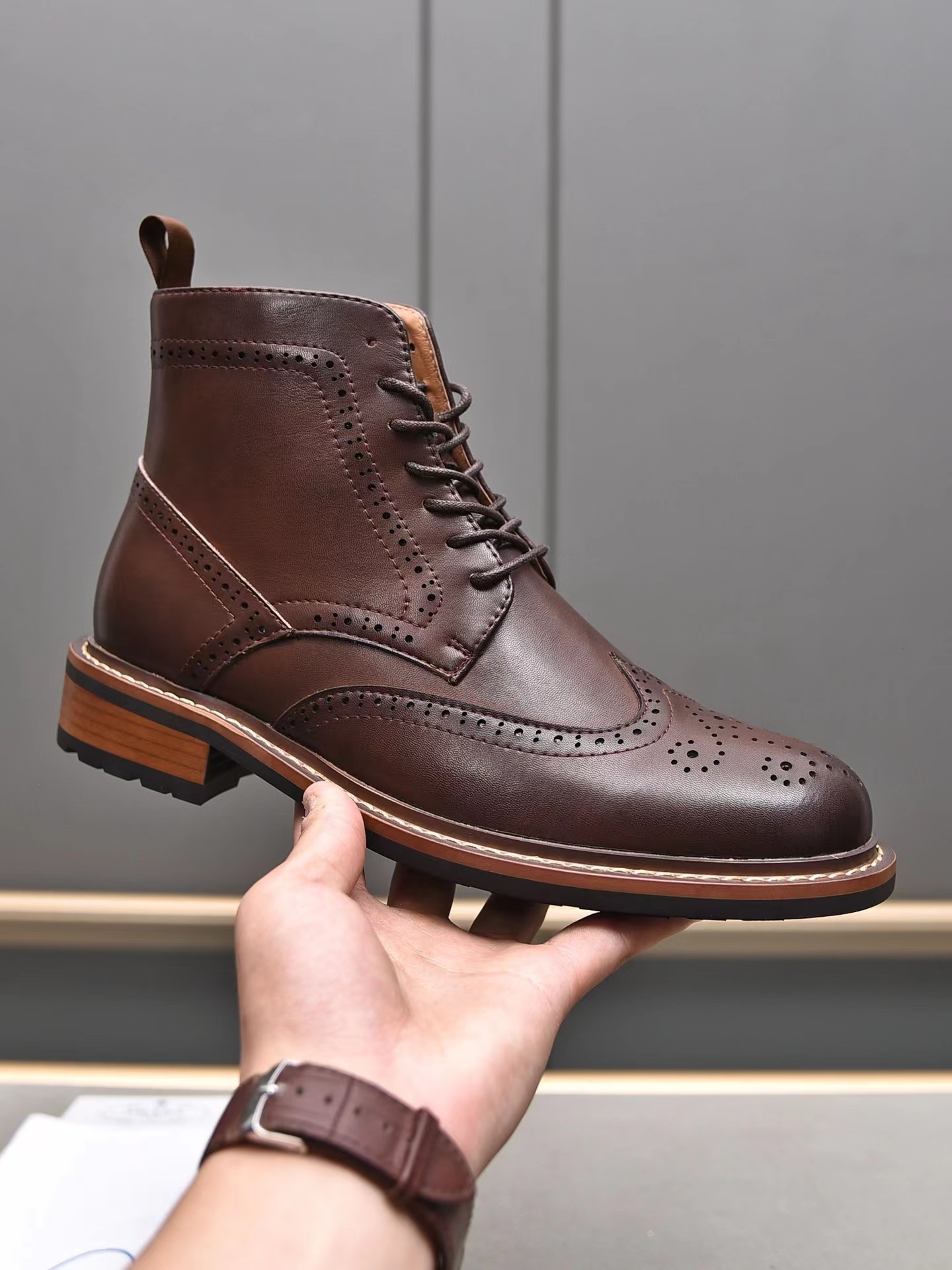 Block Men's Boots Casual Business ChelseaBoots Designer Luxury Carved LeatherBoots British Leather Shoes, Color2
Block Men's Boots Casual Business ChelseaBoots Designer Luxury Carved LeatherBoots British Leather Shoes, Color2