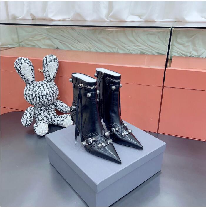 Ankle Boots Shoes Designers Shoe Factory Footwear Cagole Stud Buckle Embellished Lamb Leather Heeled Side Zip Pointed Toe Stiletto Heel Booties Run Way Luxury
Ankle Boots Shoes Designers Shoe Factory Footwear Cagole Stud Buckle Embellished Lamb Leather Heeled Side Zip Pointed Toe Stiletto Heel Booties Run Way Luxury