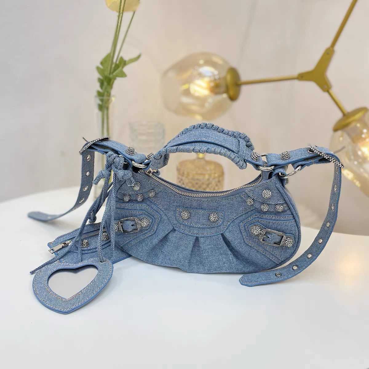 AHer Max Fashion lecagole leather Balenicass biker bag Good morning fan sweet and spicy locomotive style underarm female high-level design diagonal commuter, Denim blue
AHer Max Fashion lecagole leather Balenicass biker bag Good morning fan sweet and spicy locomotive style underarm female high-level design diagonal commuter, Denim blue