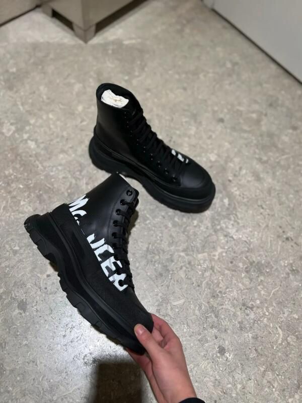 Designers Tread Slick Boots Womens Casual Shoes Platform Ankle Boot Triple Black Canvas Royal Magnolia Luxurys Mcqueens Women
Designers Tread Slick Boots Womens Casual Shoes Platform Ankle Boot Triple Black Canvas Royal Magnolia Luxurys Mcqueens Women