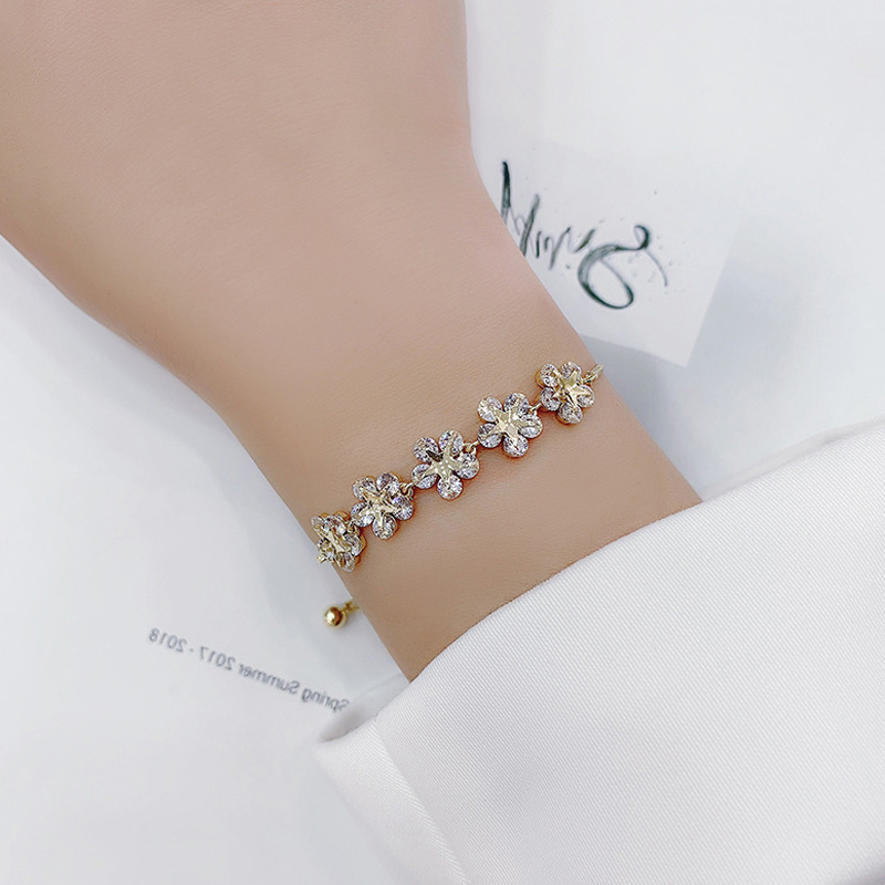 Elegant Inlaid Rhinestone Bracelets Gold Chain Jewelry Wedding Accessories for Females Fentagram Flower Bracelet Party Gifts