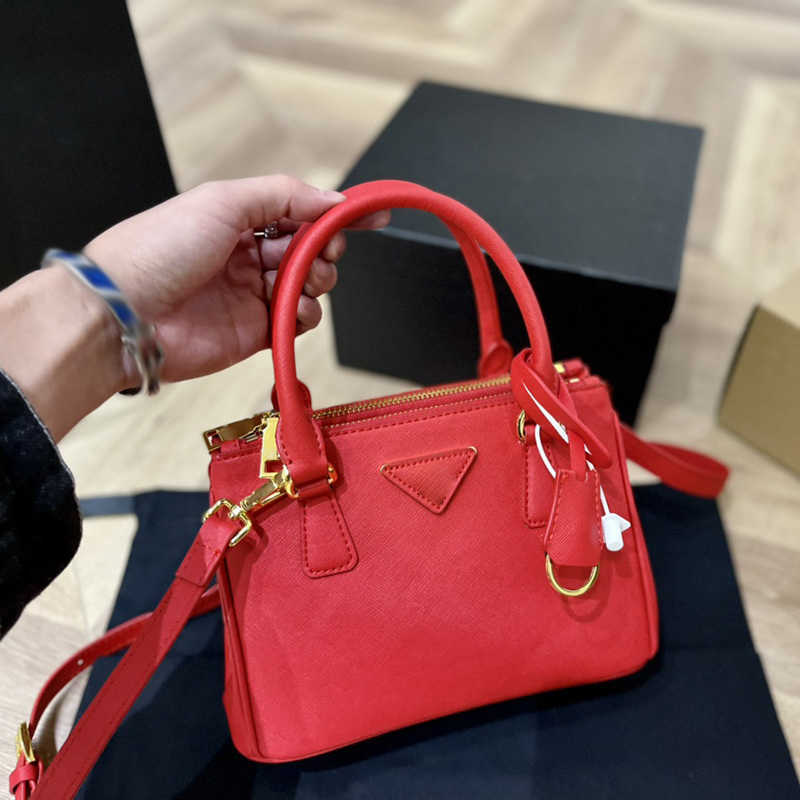 Totes PRAbag Woemns Tote Bag Leather Designers Bag Triangle Logo Symbol Galleria Luxurys Bags Designer Cross Body Handbag Purse Wallet Pouch 221101, Prad-1
Totes PRAbag Woemns Tote Bag Leather Designers Bag Triangle Logo Symbol Galleria Luxurys Bags Designer Cross Body Handbag Purse Wallet Pouch 221101, Prad-1