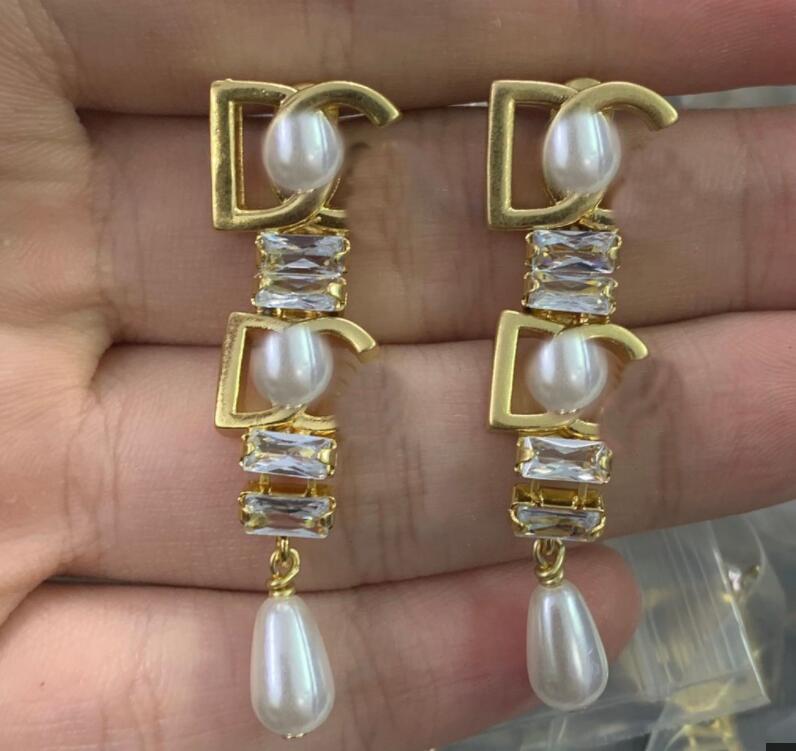 Classic Ladies New Designed Retro Brass Earrings Studs D Letters pearls pendants 18K gold plated Anti allergy women's Ear Clip Designer Jewelry
Classic Ladies New Designed Retro Brass Earrings Studs D Letters pearls pendants 18K gold plated Anti allergy women's Ear Clip Designer Jewelry