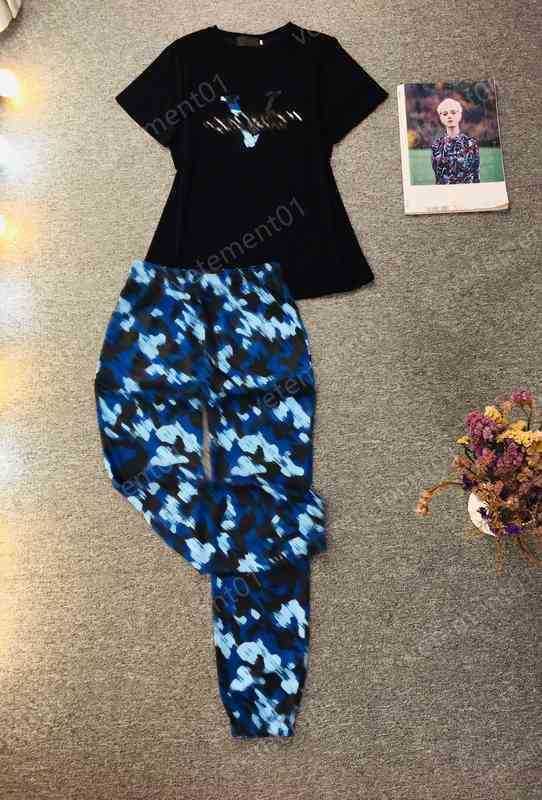 Womens Two Piece Pants Classic Letter V Print Couple T-Shirt With Blue Camo Pants 2 Piece Sets Luxury Designer Tracksuits Women Clothing, 14
Womens Two Piece Pants Classic Letter V Print Couple T-Shirt With Blue Camo Pants 2 Piece Sets Luxury Designer Tracksuits Women Clothing, 14