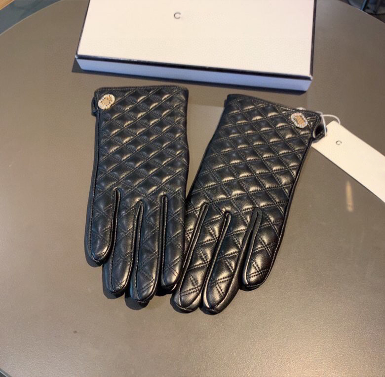 Luxury designer gloves leather padded winter gloves fashionable and versatile classic women's glovess warm windproof anti-freeze with box very good nice
Luxury designer gloves leather padded winter gloves fashionable and versatile classic women's glovess warm windproof anti-freeze with box very good nice