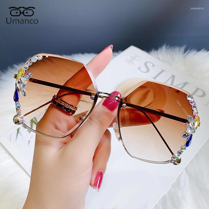Sunglasses Polygon Trimmed Rimless Gradient For Women Luxury Bling Rhinestone Flower Decor UV400 Design Po Glasses
Sunglasses Polygon Trimmed Rimless Gradient For Women Luxury Bling Rhinestone Flower Decor UV400 Design Po Glasses
