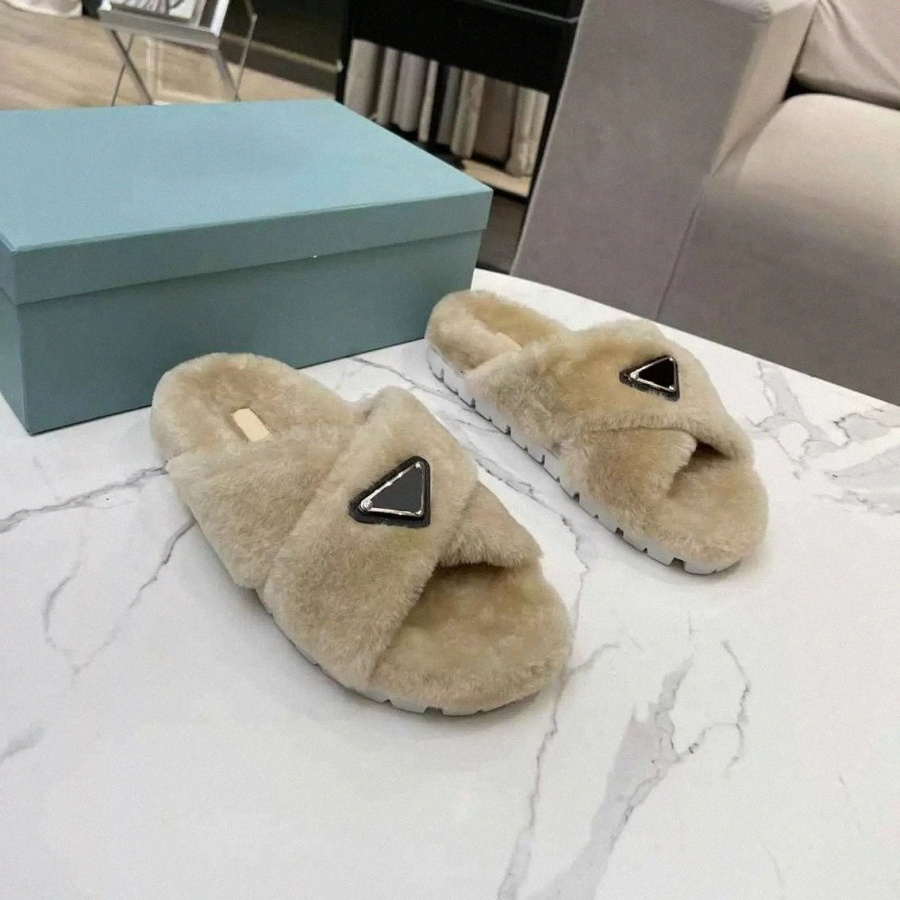 Slippers Women Shearling Slippers Luxury Designer Classic Mules Furry Slipper Winter Soft Fur Warm Fluffy Black White Treaded rubber outsole Slipper 3 h0tO#
Slippers Women Shearling Slippers Luxury Designer Classic Mules Furry Slipper Winter Soft Fur Warm Fluffy Black White Treaded rubber outsole Slipper 3 h0tO#