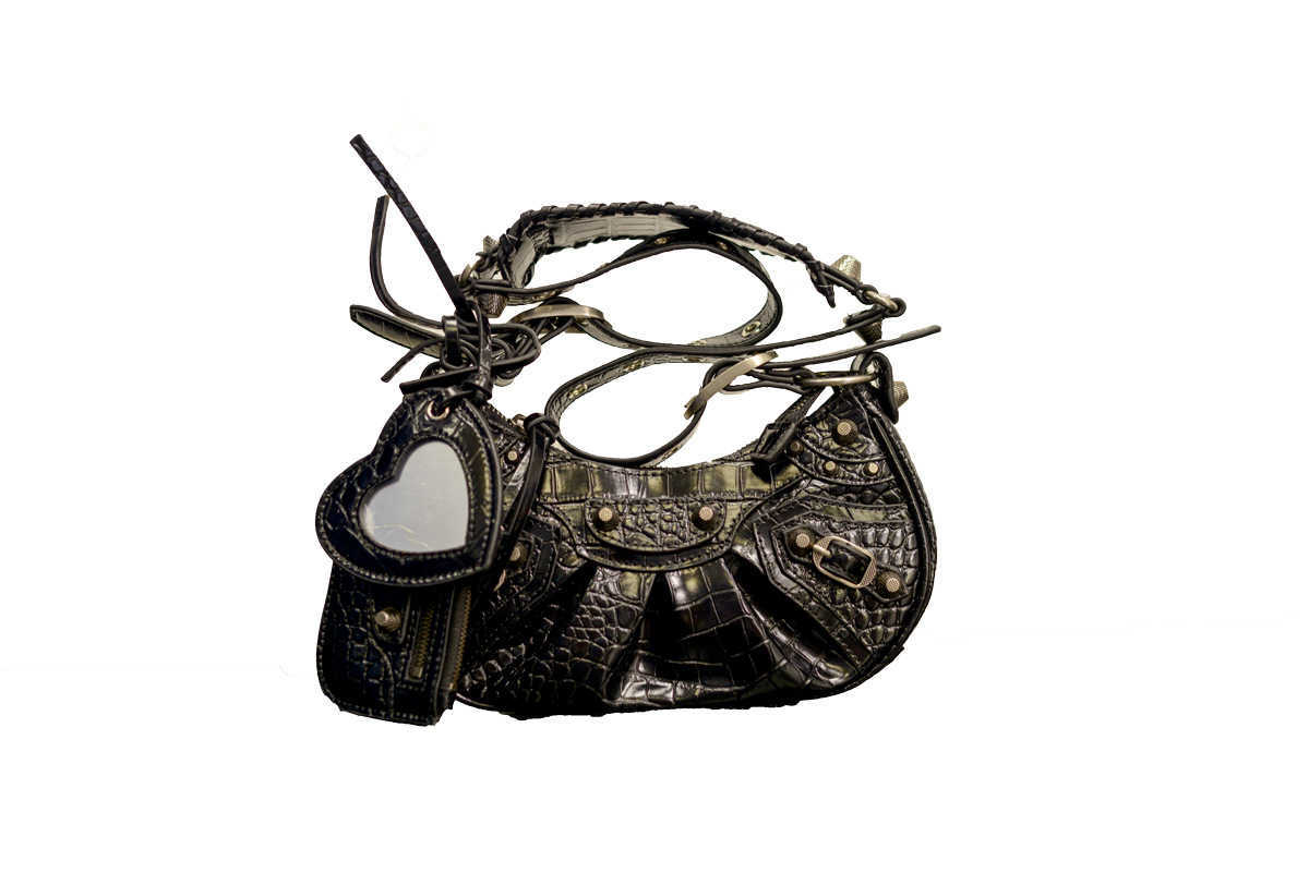 Balenicass leather Classic lecagole motorcycle bag Leather for women 2022 new crescent texture French armpit rivet tassel pleat zhouzhoubao123, Black crocodile leather
Balenicass leather Classic lecagole motorcycle bag Leather for women 2022 new crescent texture French armpit rivet tassel pleat zhouzhoubao123, Black crocodile leather