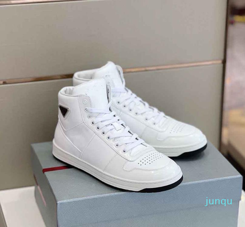 Popular Brand Men District Runner Sports Shoes Downtown Leather Sneakers Enameled-metal Triangle Man Casual White Black
Popular Brand Men District Runner Sports Shoes Downtown Leather Sneakers Enameled-metal Triangle Man Casual White Black