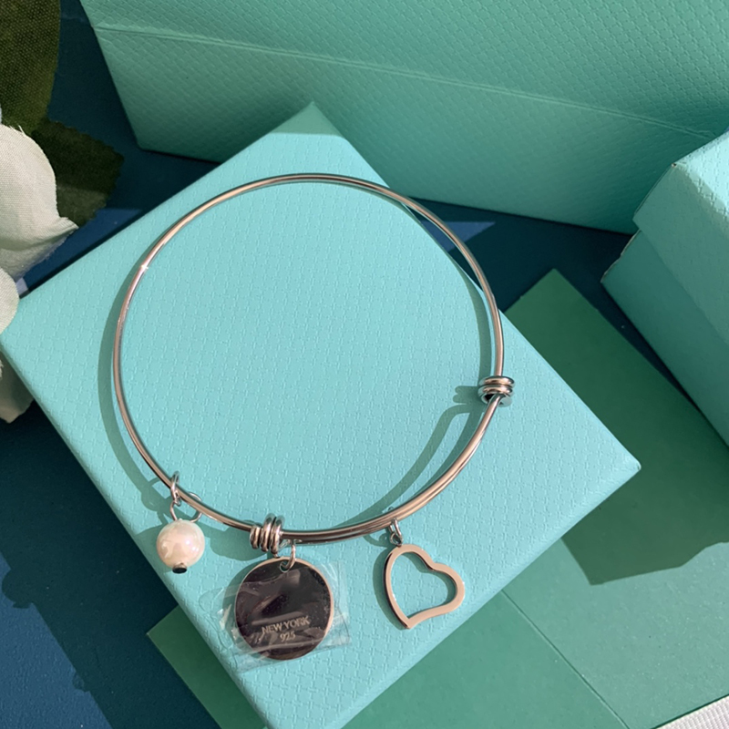 Luxury Designer Bracelets Fashion Exquisite Pendant Designed for Women Classic Style Suitable for Social Gathering Gifts very nice
Luxury Designer Bracelets Fashion Exquisite Pendant Designed for Women Classic Style Suitable for Social Gathering Gifts very nice