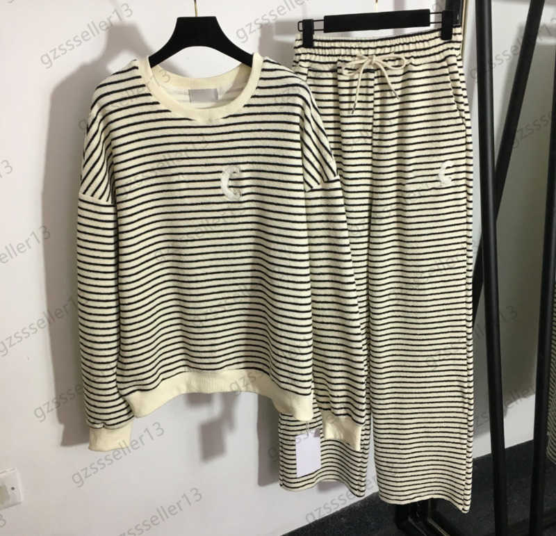 Tracksuits Womens Two Piece Pants Front Logo Embroidery Striped Round Neck Long Sleeves Hoodless Hoodies Elastic Waist Casual Trousers Sports Women Clothes 1970
Tracksuits Womens Two Piece Pants Front Logo Embroidery Striped Round Neck Long Sleeves Hoodless Hoodies Elastic Waist Casual Trousers Sports Women Clothes 1970