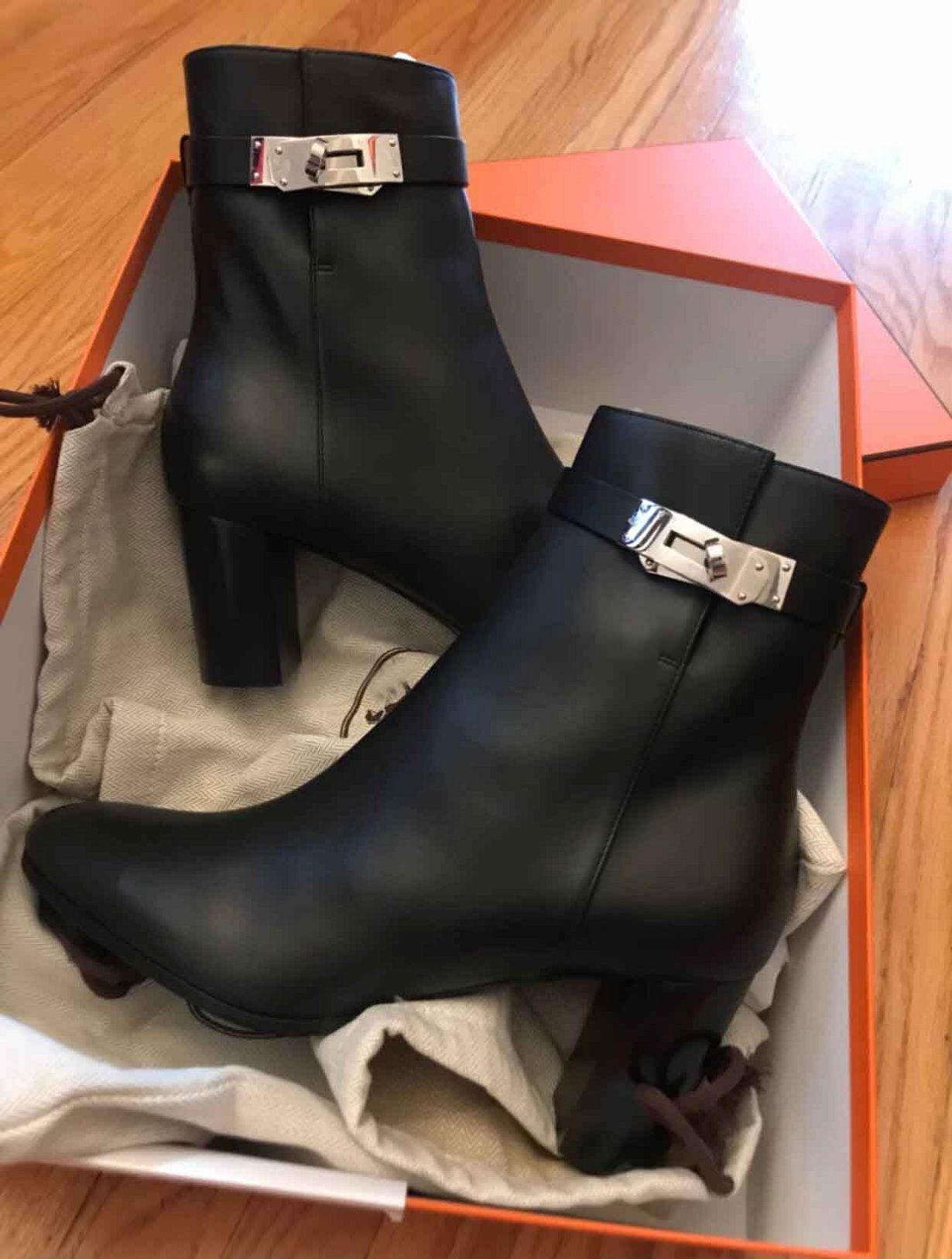 Winter Luxury Saint Germain Women Ankle Boots Black Ladies Martin Boot Kelly Buckles Chunky Heels Black Calf Leather Knight Booty Party Wedding Dress 35-42
Winter Luxury Saint Germain Women Ankle Boots Black Ladies Martin Boot Kelly Buckles Chunky Heels Black Calf Leather Knight Booty Party Wedding Dress 35-42