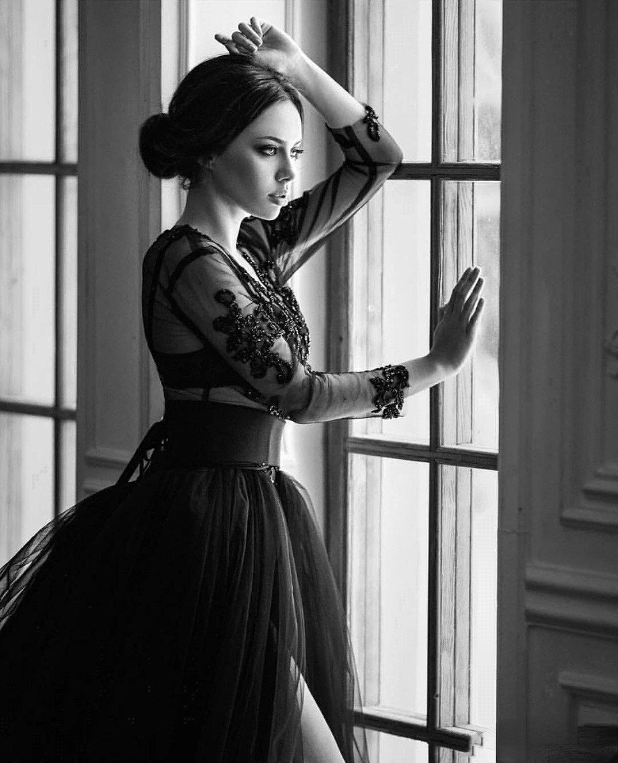 Black Gothic Country A-line Wedding Dresses with Long Sleeve V-neck Lace Applique Cathedral Train Sheer Back Boho Bridal Dress