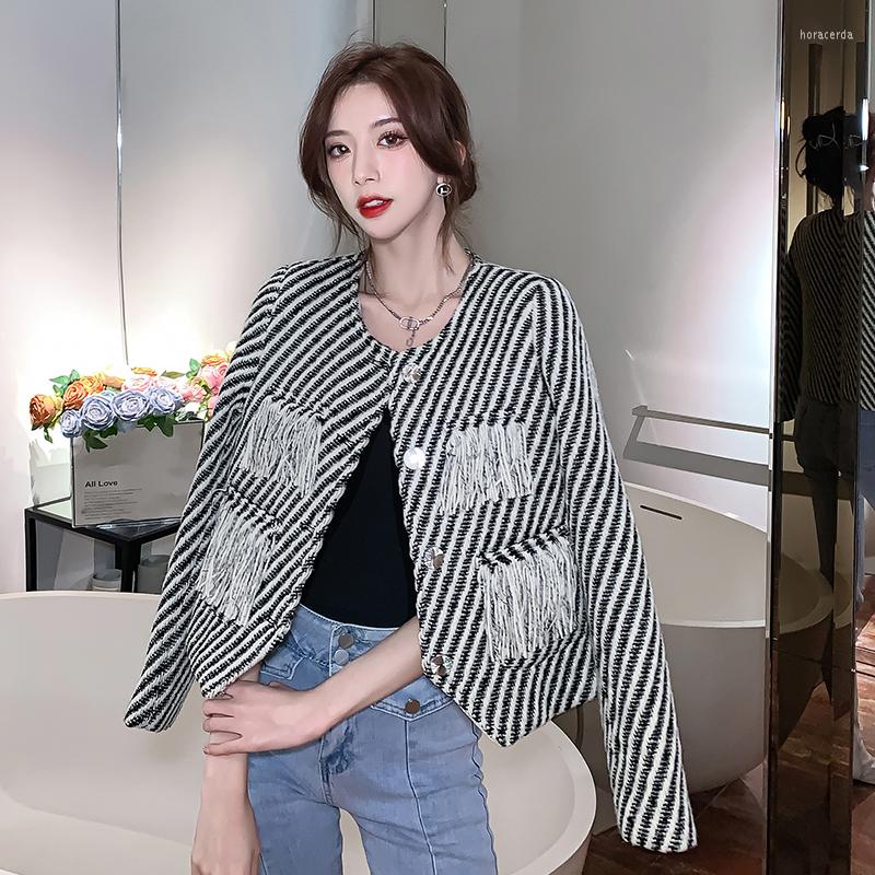Women' Jackets Designer Fashion Autumn Tassel Woolen Short Coat 2022 Elegant Women Black White Striped Single Breasted Tweed Jacket Tops
Women' Jackets Designer Fashion Autumn Tassel Woolen Short Coat 2022 Elegant Women Black White Striped Single Breasted Tweed Jacket Tops