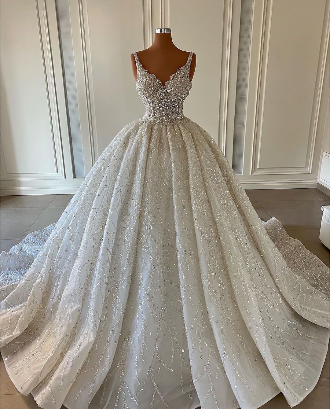 Gown Wedding Ball Dresses Appliques V Neck Sleeveless Spaghetti Straps Sequins Beads Lace Ruffles Or Length Sparkg Bridal Gowns Plus Size S