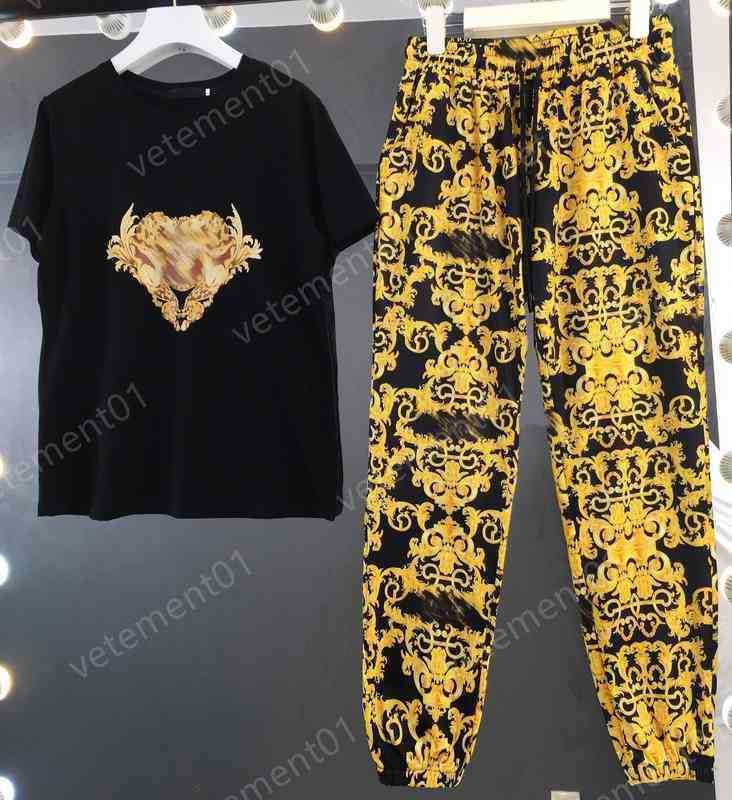 Womens Two Piece Pants Chest Graphic Print Short-sleeved T-shirt With Gold Logo Trousers 2 Piece Sets Luxury Designer Tracksuits Women Clothing
Womens Two Piece Pants Chest Graphic Print Short-sleeved T-shirt With Gold Logo Trousers 2 Piece Sets Luxury Designer Tracksuits Women Clothing