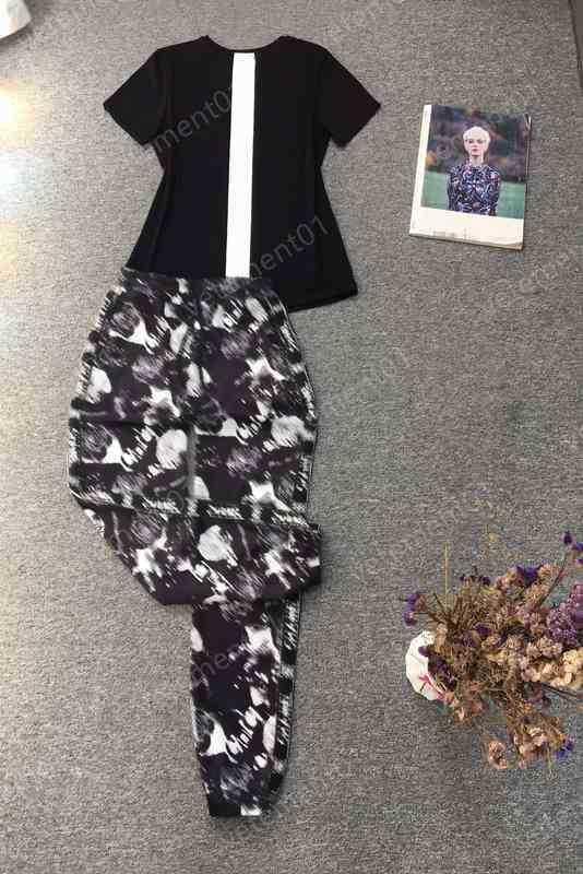 Womens Two Piece Pants Black And White Patchwork Fashion Short-sleeved T-shirt With Logo-print Sweatpants 2 Piece Sets Luxury Designer Tracksuits Women Clothing, 16
Womens Two Piece Pants Black And White Patchwork Fashion Short-sleeved T-shirt With Logo-print Sweatpants 2 Piece Sets Luxury Designer Tracksuits Women Clothing, 16