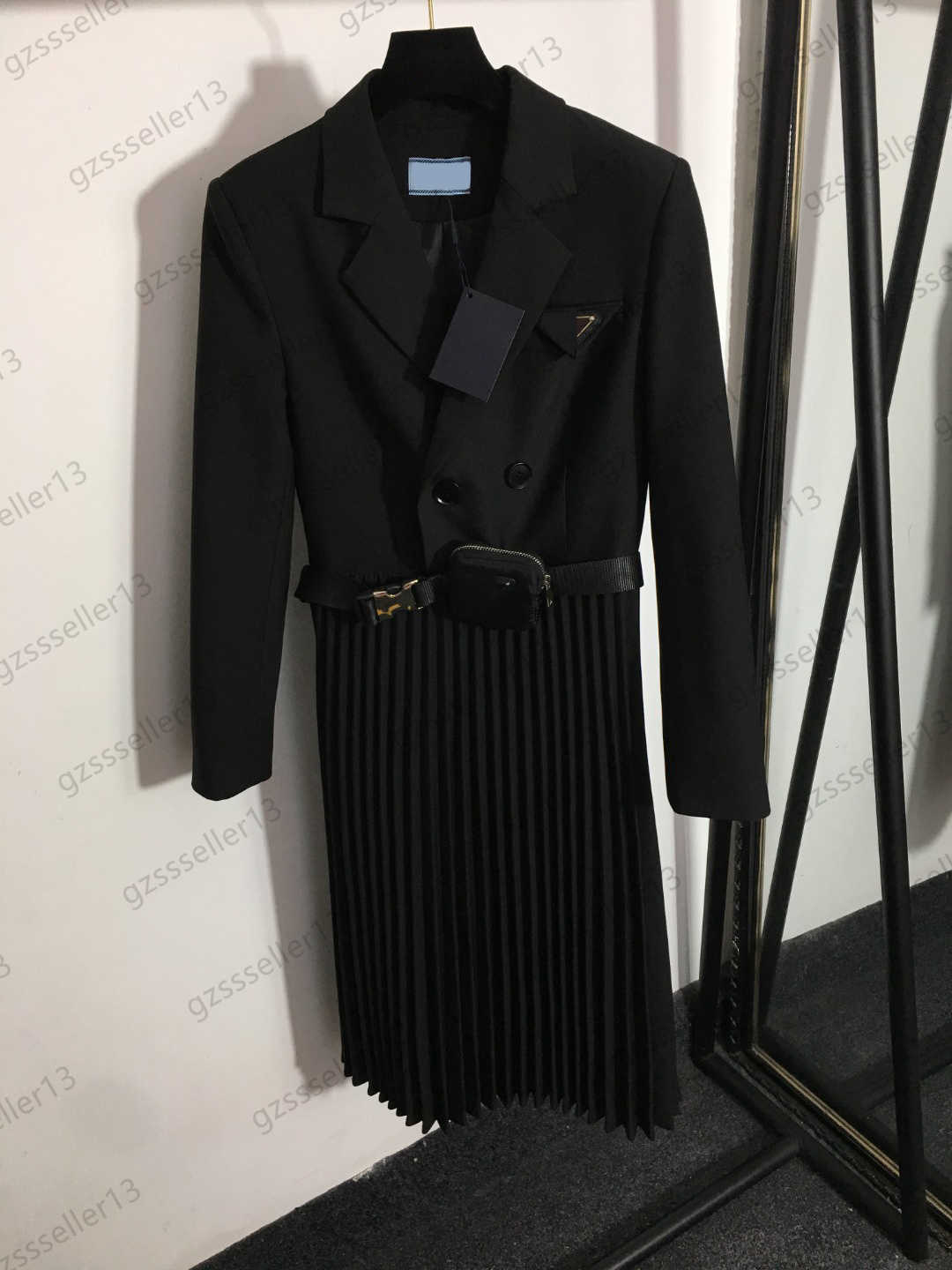 Designer Womens Casual Dresses Triangle Logo Trim Lapel Double Row Buttons Open Suit Maxiskit Safety Buckle Fanny Pack Patchwork Pleated Skirt Women Clothes
Designer Womens Casual Dresses Triangle Logo Trim Lapel Double Row Buttons Open Suit Maxiskit Safety Buckle Fanny Pack Patchwork Pleated Skirt Women Clothes