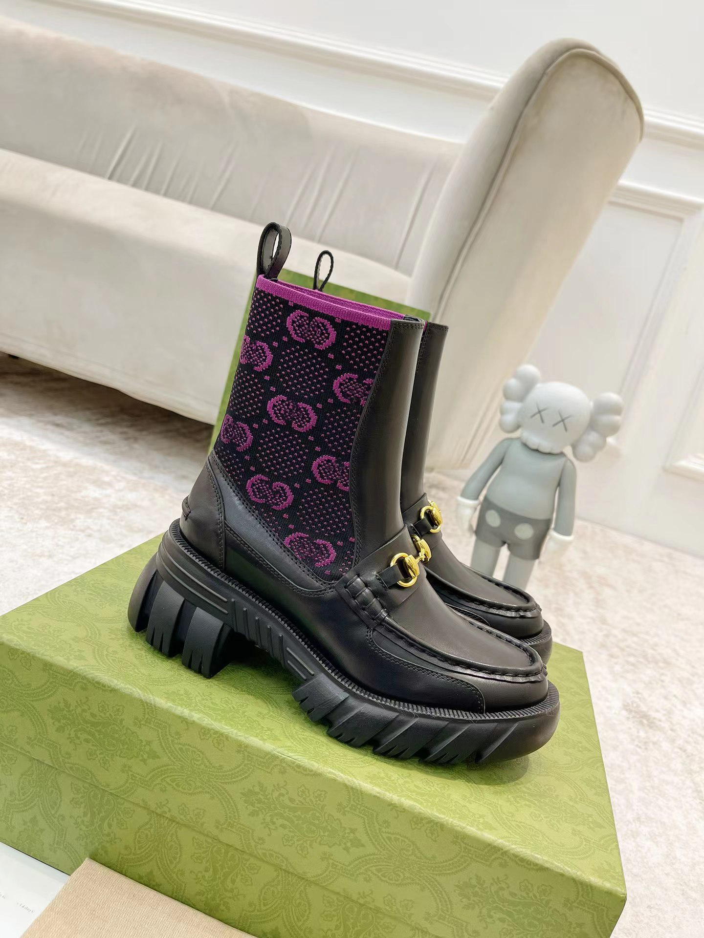 2022 Women's jersey boot with Horsebit Chelsae boots defined by gold toned insert Leather loop at the back Black leather loafers shoes Size 35-40, Purple
2022 Women's jersey boot with Horsebit Chelsae boots defined by gold toned insert Leather loop at the back Black leather loafers shoes Size 35-40, Purple