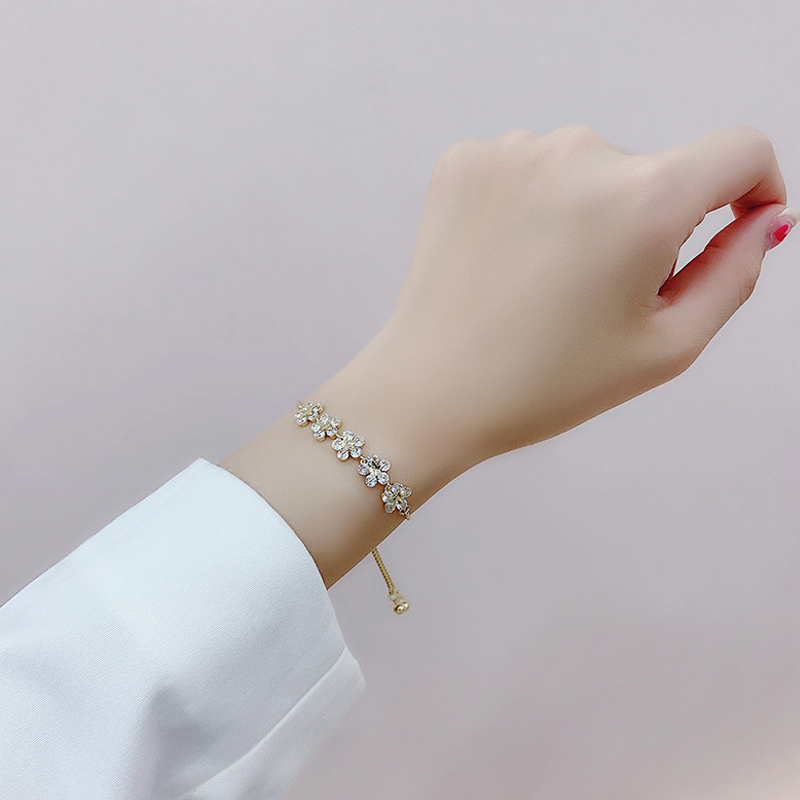 Elegant Inlaid Rhinestone Bracelets Gold Chain Jewelry Wedding Accessories for Females Fentagram Flower Bracelet Party Gifts