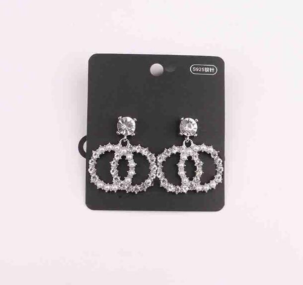 23ss Gold Silver 2color Mixed Fashion Letters Stud Small Sweet Wind Luxury Designer Women Crystal Rhinestone Diamond Round Earring Jewelry Accessories Gift
23ss Gold Silver 2color Mixed Fashion Letters Stud Small Sweet Wind Luxury Designer Women Crystal Rhinestone Diamond Round Earring Jewelry Accessories Gift