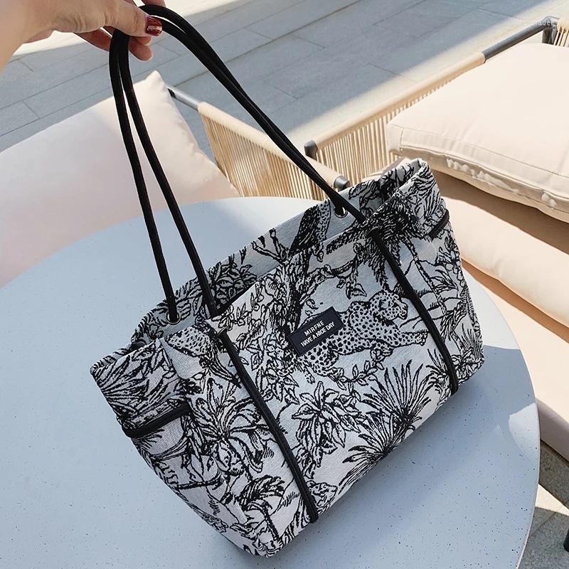 Evening Bags Forest Flowers High Capacity Big Shopper Shoulder For Women 2022 Arrival Designer Trends Casual Shopping Handbags
Evening Bags Forest Flowers High Capacity Big Shopper Shoulder For Women 2022 Arrival Designer Trends Casual Shopping Handbags
