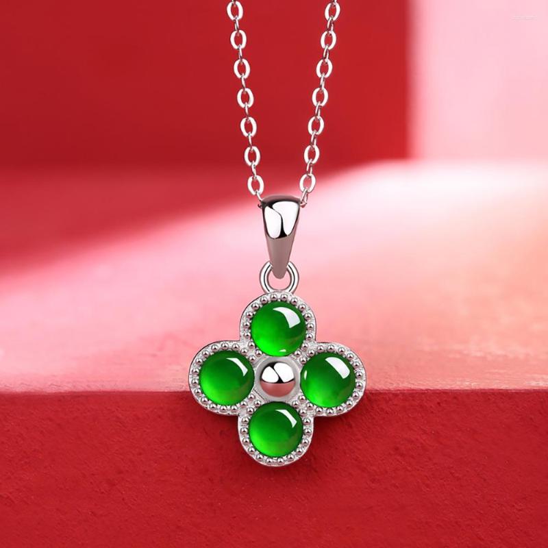 Pendant Necklaces TKJ 2022 Fashion Love Ladies Necklace S925 Real Silver Inlaid Emerald Dreamlike Clavicle Chain Jewelry
Pendant Necklaces TKJ 2022 Fashion Love Ladies Necklace S925 Real Silver Inlaid Emerald Dreamlike Clavicle Chain Jewelry