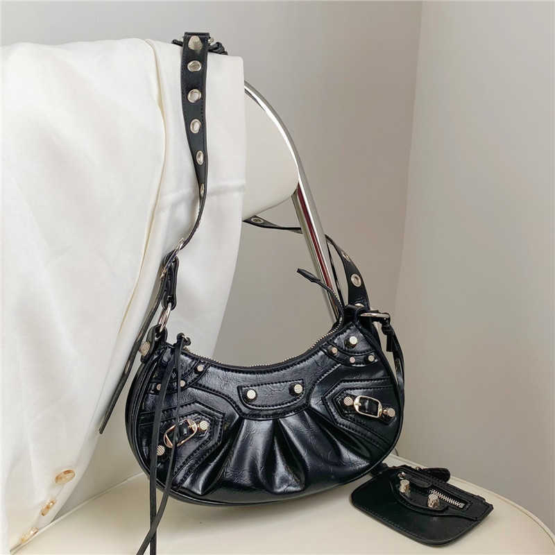 AHer Max Design leather Balenicass biker bag Motorcycle cross body female 2023 new fashion niche designer same crescent super cool drag sister armpit, Black1
AHer Max Design leather Balenicass biker bag Motorcycle cross body female 2023 new fashion niche designer same crescent super cool drag sister armpit, Black1