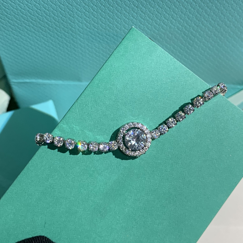 Luxury Designer Bracelet women's bracelet classic style fashion suitable for social gatherings gifts engagement good
Luxury Designer Bracelet women's bracelet classic style fashion suitable for social gatherings gifts engagement good