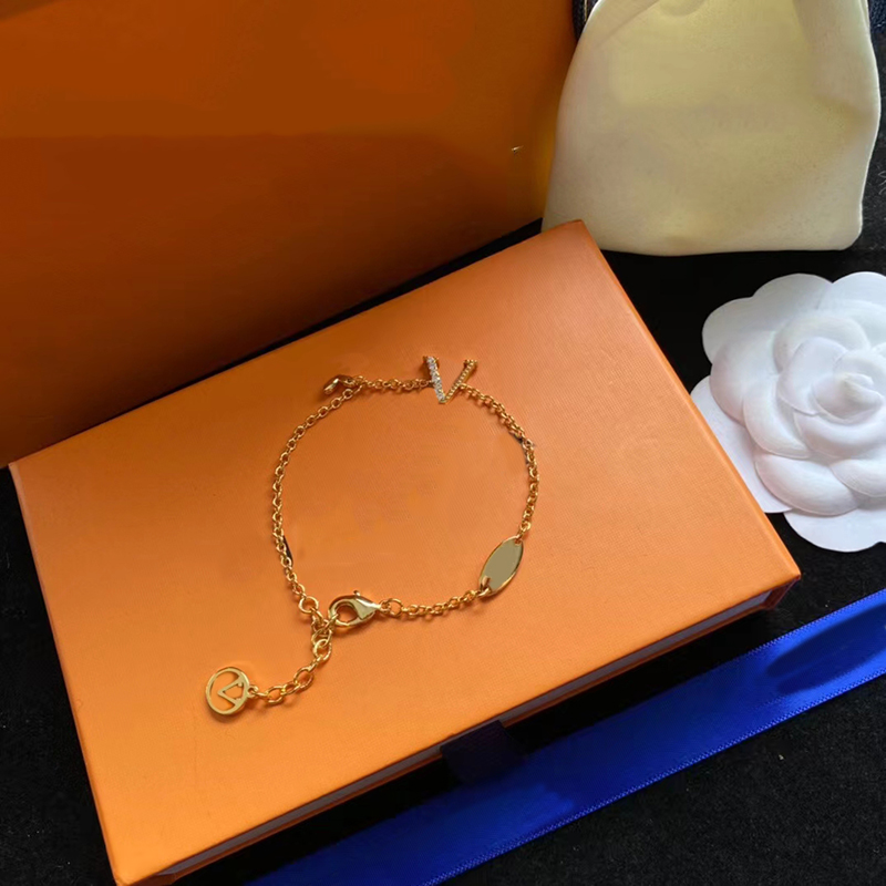 Designer Dold Bangle Love Bracelets Fashion Jewelry Luxurys Designers Letter Pendant Flower Bracelet For Women Wedding 2211048Z
Designer Dold Bangle Love Bracelets Fashion Jewelry Luxurys Designers Letter Pendant Flower Bracelet For Women Wedding 2211048Z