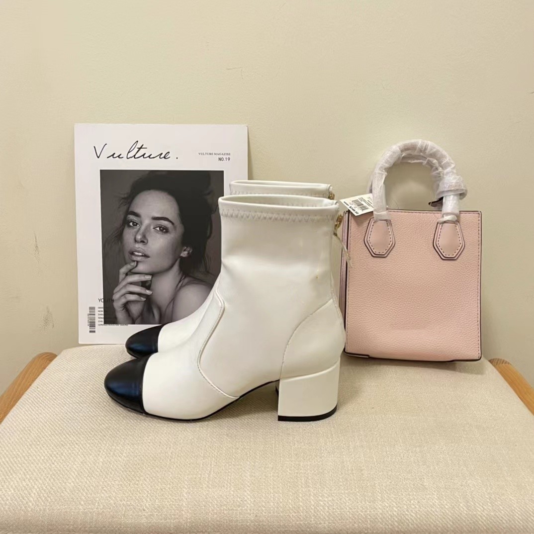 Designer princess boots genuine leather and assorted colors logo very gorgeous and noble with size 35-40, Box
Designer princess boots genuine leather and assorted colors logo very gorgeous and noble with size 35-40, Box