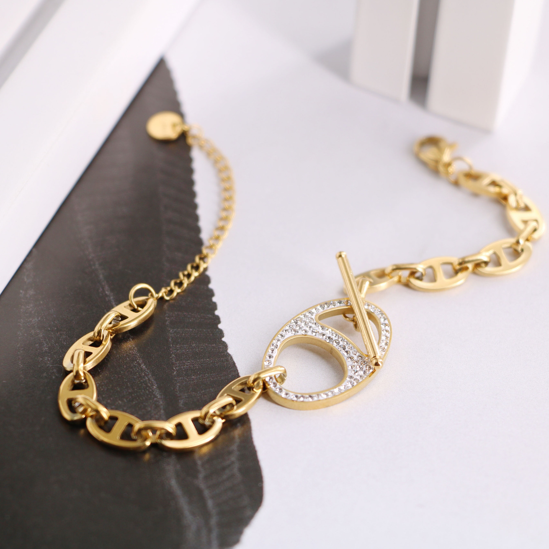Fashion wholesale Classic gold diamond watch chain Bangle Double letter D Titanium steel designer for women men luxury jewlery gifts woman girl gold not Fade
Fashion wholesale Classic gold diamond watch chain Bangle Double letter D Titanium steel designer for women men luxury jewlery gifts woman girl gold not Fade