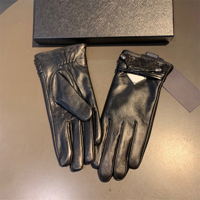 Women Designer Mitten Sheepskin Gloves Winter Luxurys Genuine Leather Mittens Brands Red Fingers Glove Warm Cashmere Inside Touch Screen
Women Designer Mitten Sheepskin Gloves Winter Luxurys Genuine Leather Mittens Brands Red Fingers Glove Warm Cashmere Inside Touch Screen