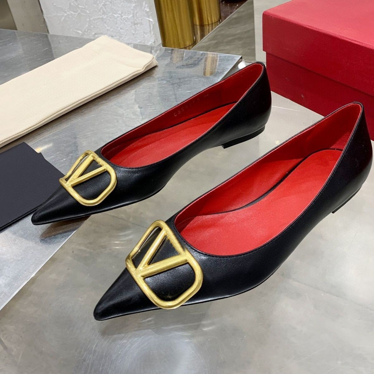 Designer Brand Shoes Flat Sandals Pointed Toe Metal V-Buckle Shiny Rhinestone Genuine Leather Nude Black Red Wedding Shoes with Box and Dust Bag 34-44, Gold
Designer Brand Shoes Flat Sandals Pointed Toe Metal V-Buckle Shiny Rhinestone Genuine Leather Nude Black Red Wedding Shoes with Box and Dust Bag 34-44, Gold