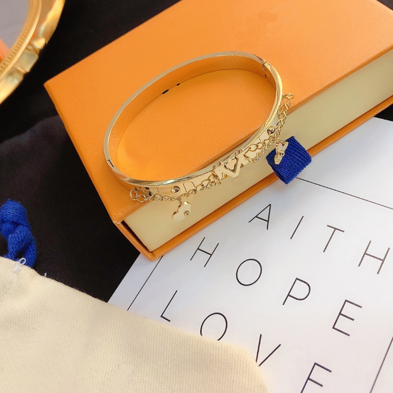 Luxury Designer Bracelets Women Bangle Designer Letter 18K Gold Plated Bangle Wholesale Stainless Steel Wristband Cuff Jewelry Accessories
Luxury Designer Bracelets Women Bangle Designer Letter 18K Gold Plated Bangle Wholesale Stainless Steel Wristband Cuff Jewelry Accessories