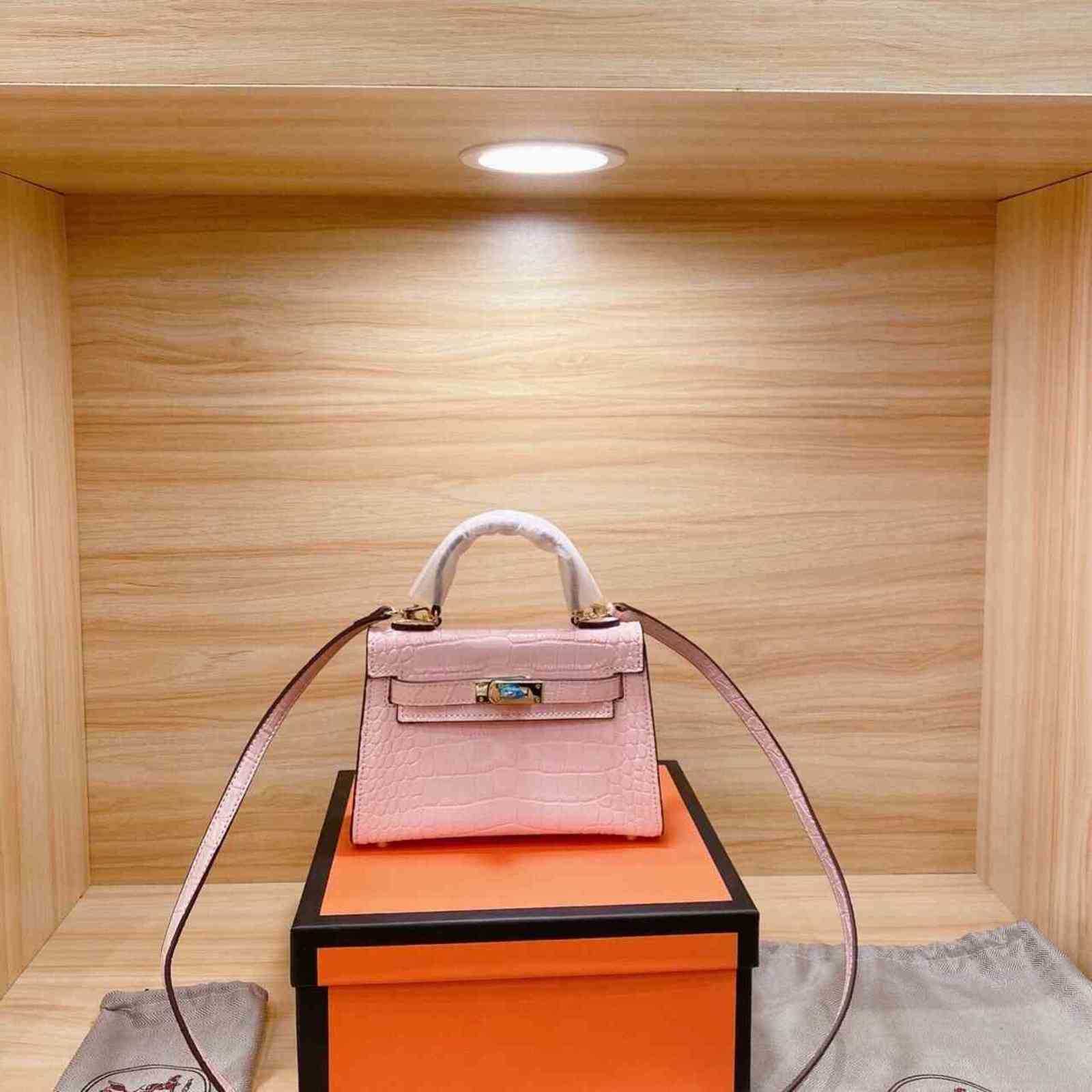 Luxury Bags High Quality Hemess Soft Women Handle Luxurys Handbags Cover Bag Orange Contrast Square Solid Medium Lock Shoulder Leather Handbag J7RN, 20cm
Luxury Bags High Quality Hemess Soft Women Handle Luxurys Handbags Cover Bag Orange Contrast Square Solid Medium Lock Shoulder Leather Handbag J7RN, 20cm