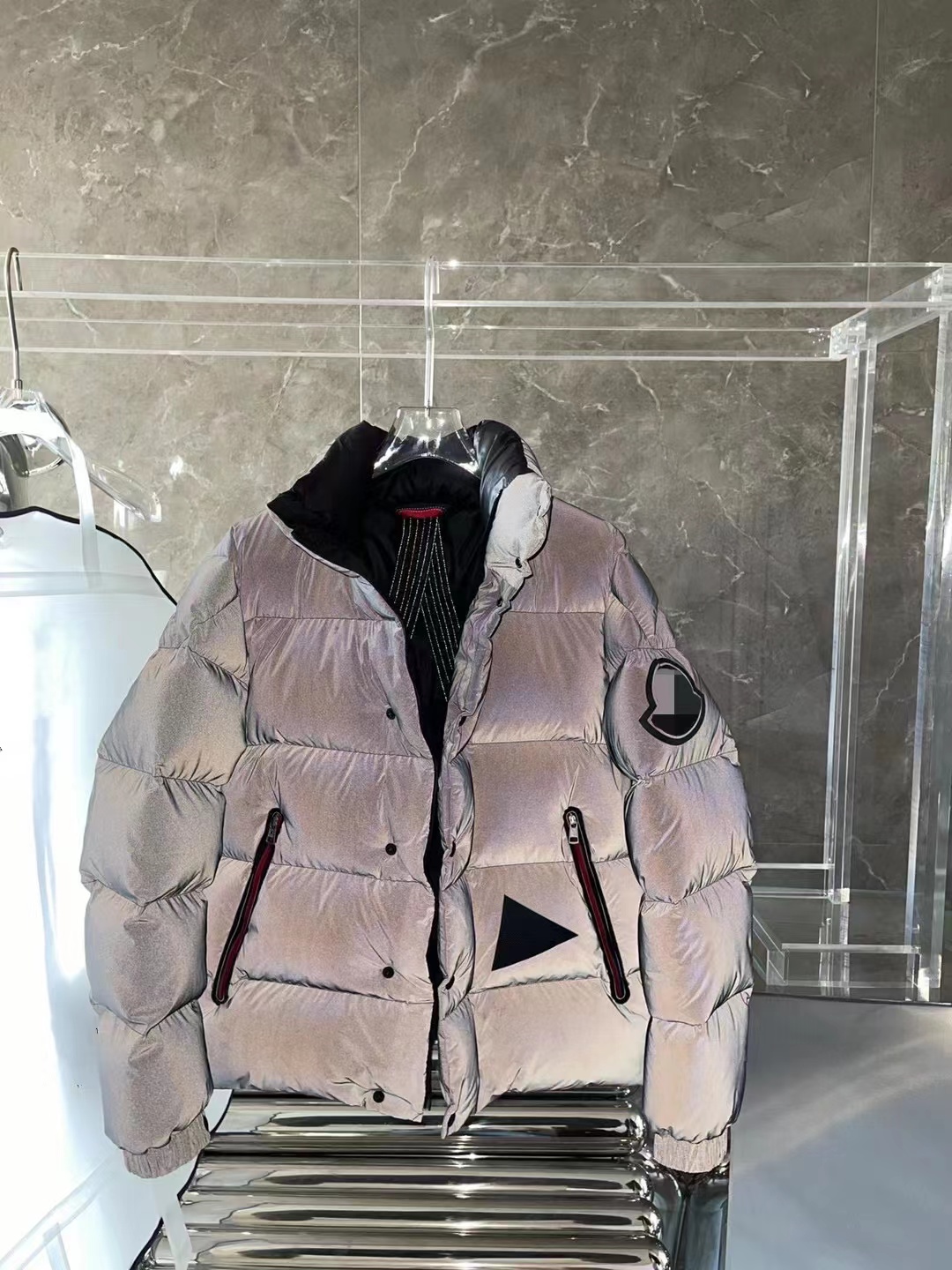 The special fabric of women's down jacket designer is a luminous short coat with loose and thickened long sleeves which can keep men and women warm, Bright color
The special fabric of women's down jacket designer is a luminous short coat with loose and thickened long sleeves which can keep men and women warm, Bright color