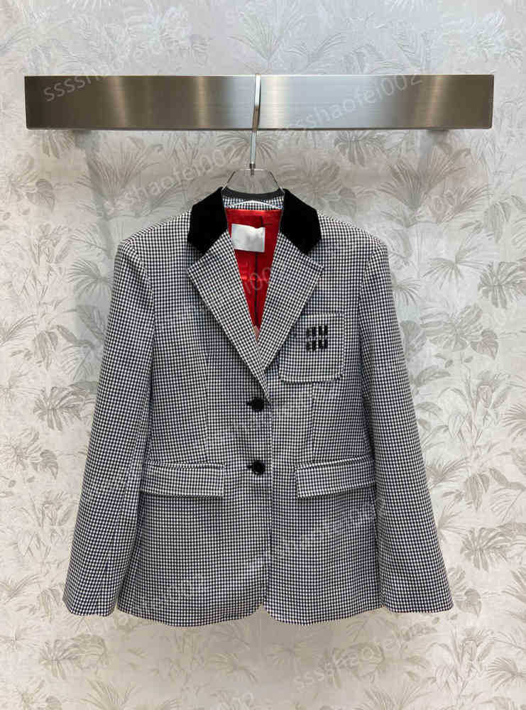 Luxury Womens Jackets Miu Houndstooth Velvet Collar Suit Red Lining AW Black Stitching Design Lapel Letter Embroidery Jacket Tops Designer Women Clothing 0912
Luxury Womens Jackets Miu Houndstooth Velvet Collar Suit Red Lining AW Black Stitching Design Lapel Letter Embroidery Jacket Tops Designer Women Clothing 0912